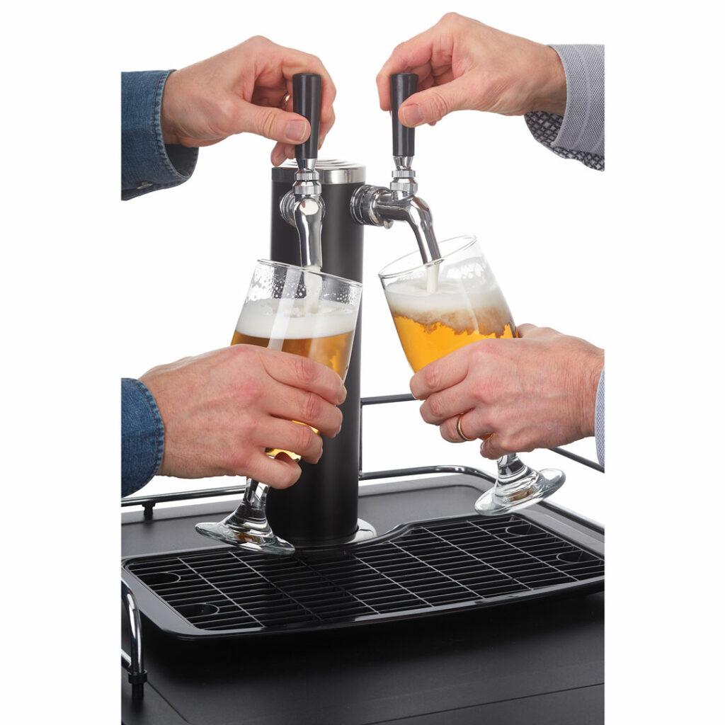 dkc054a1bsl2db-2-taps-pouring.jpg